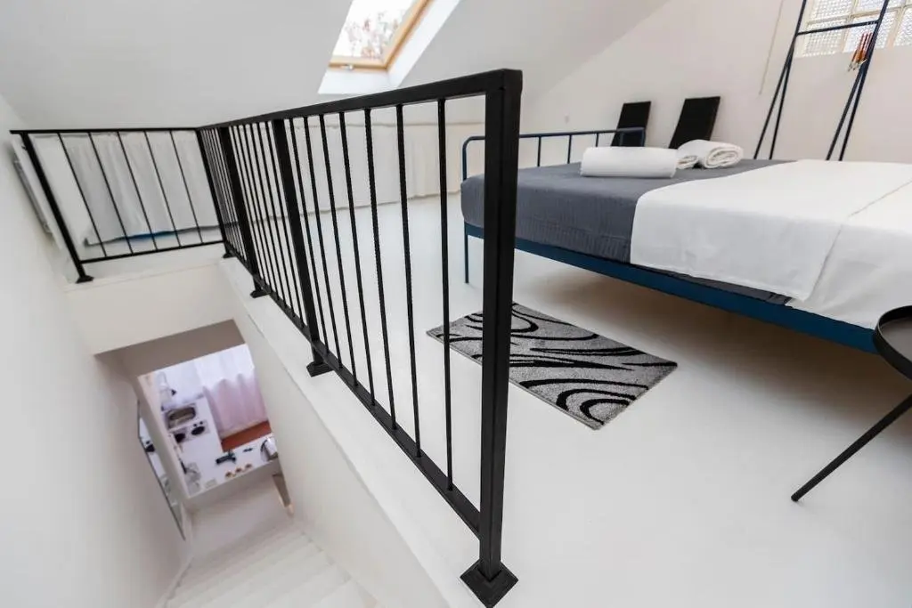 Тбилиси: 1br apt with balcony in the heat of old tbilisi