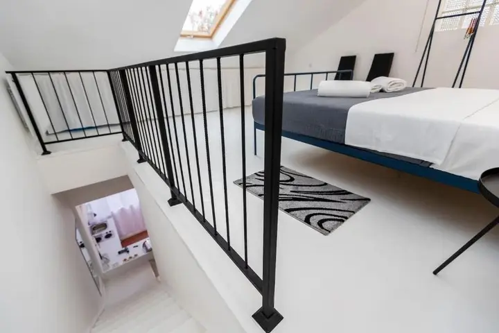 Тбилиси: 1br apt with balcony in the heat of old tbilisi