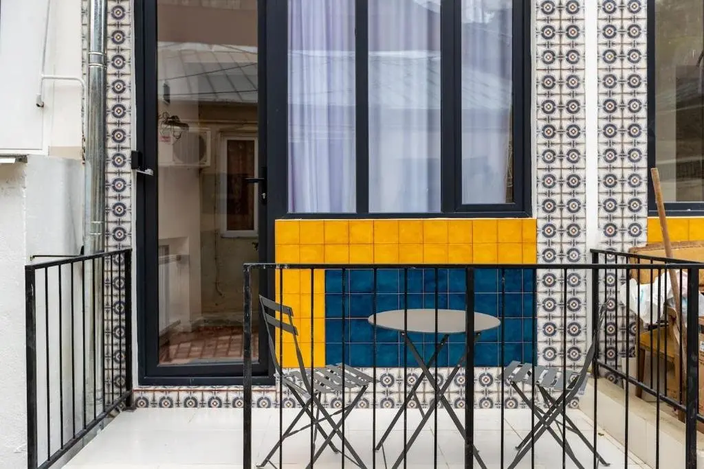 Тбилиси: 1br apt with balcony in the heat of old tbilisi