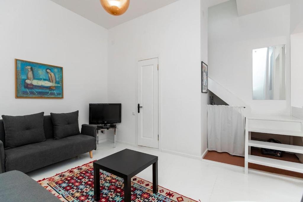 Тбилиси: 1br apt with balcony in the heat of old tbilisi