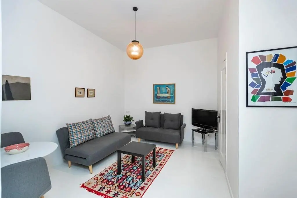 Тбилиси: 1br apt with balcony in the heat of old tbilisi