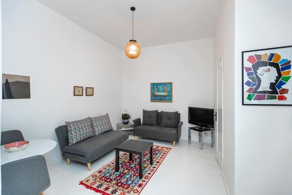 Тбилиси: 1br apt with balcony in the heat of old tbilisi