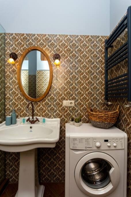 Тбилиси: 1br apartment w balcony on rustaveli avenue