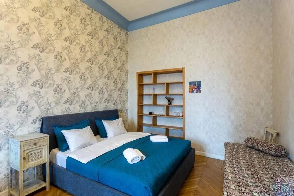 Тбилиси: 1br apartment w balcony on rustaveli avenue