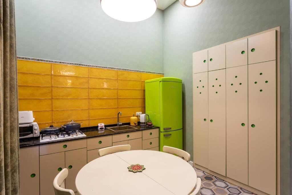 Тбилиси: 1br apartment w balcony on rustaveli avenue