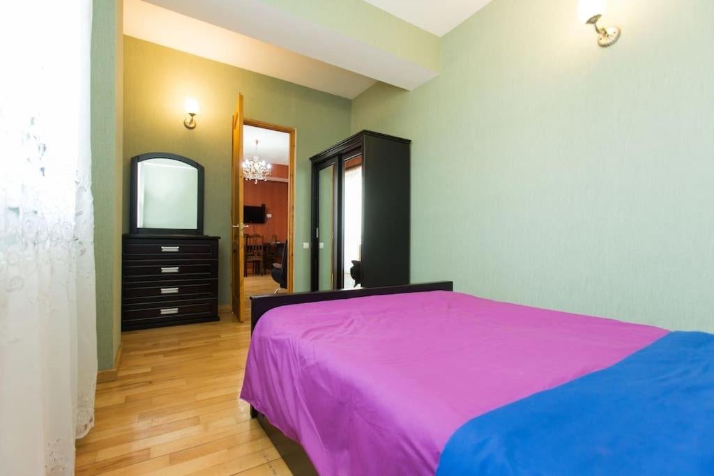 Тбилиси: 3 Bedrooms Aprtment