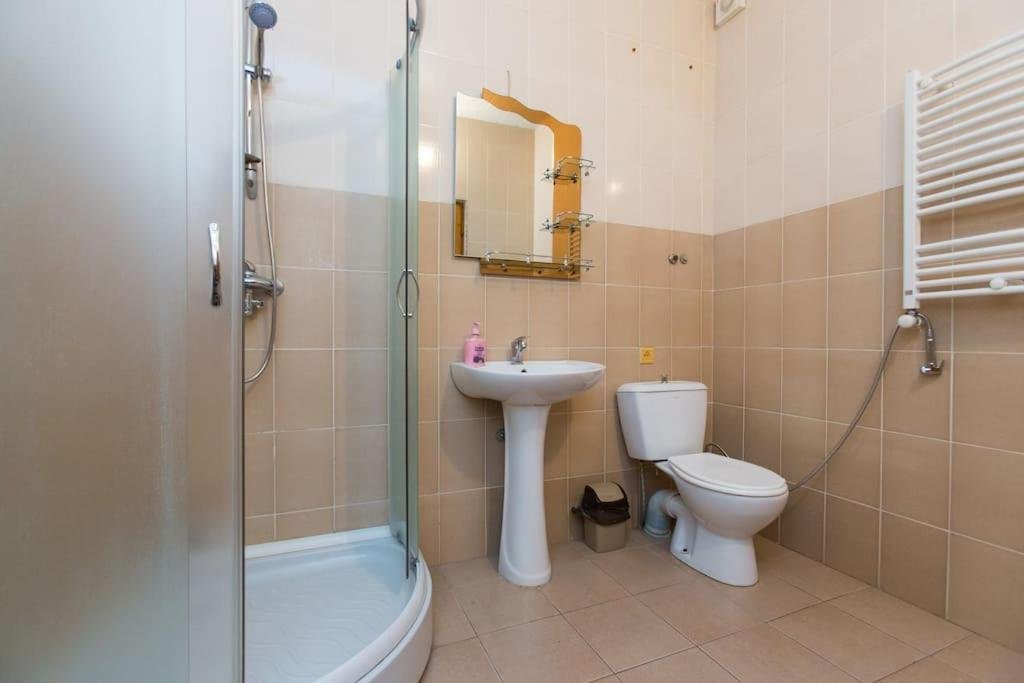 Тбилиси: 3 Bedrooms Aprtment