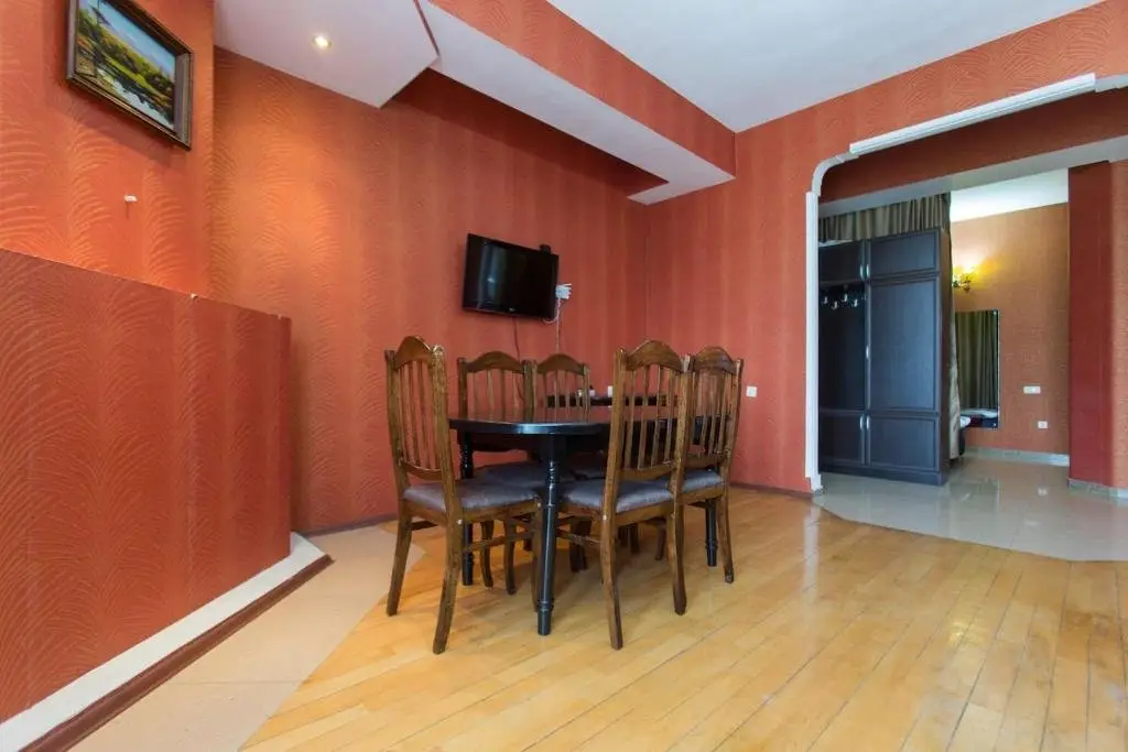 Тбилиси: 3 Bedrooms Aprtment