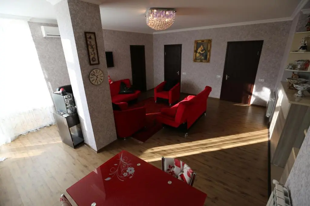 Батуми: 3 Komnatnaia Kvartira V Centre Batumi