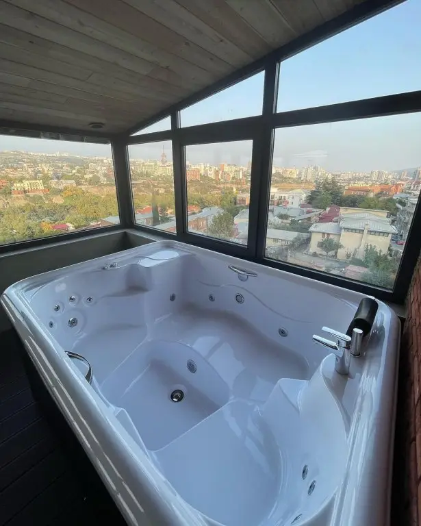 Тбилиси: Brooch Boutique Hotel