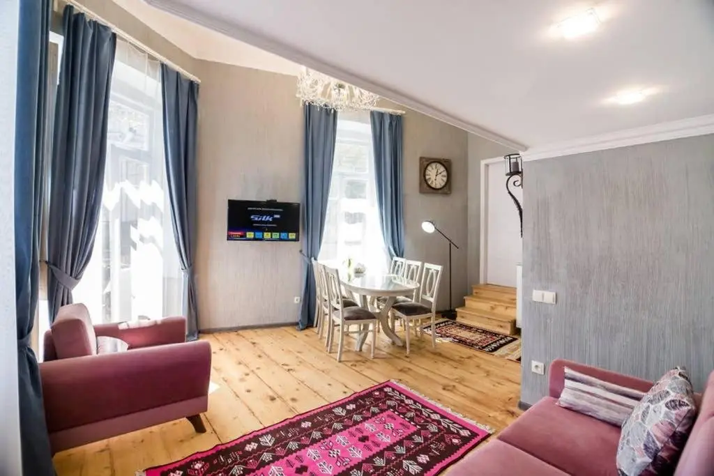 Тбилиси: 19th century apartment between Old City and Agmashenebeli