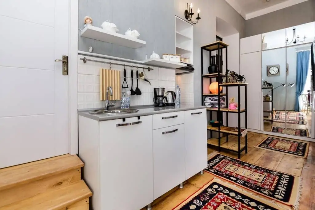 Тбилиси: 19th century apartment between Old City and Agmashenebeli
