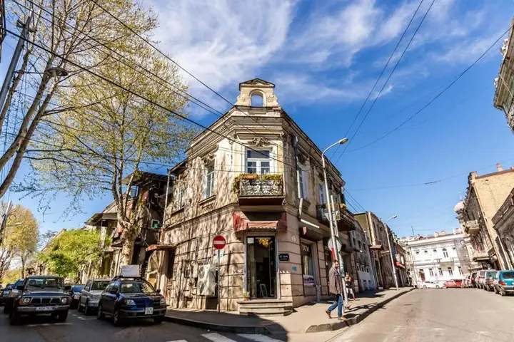 Тбилиси: 19th century apartment between Old City and Agmashenebeli