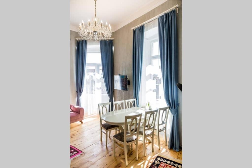 Тбилиси: 19th century apartment between Old City and Agmashenebeli