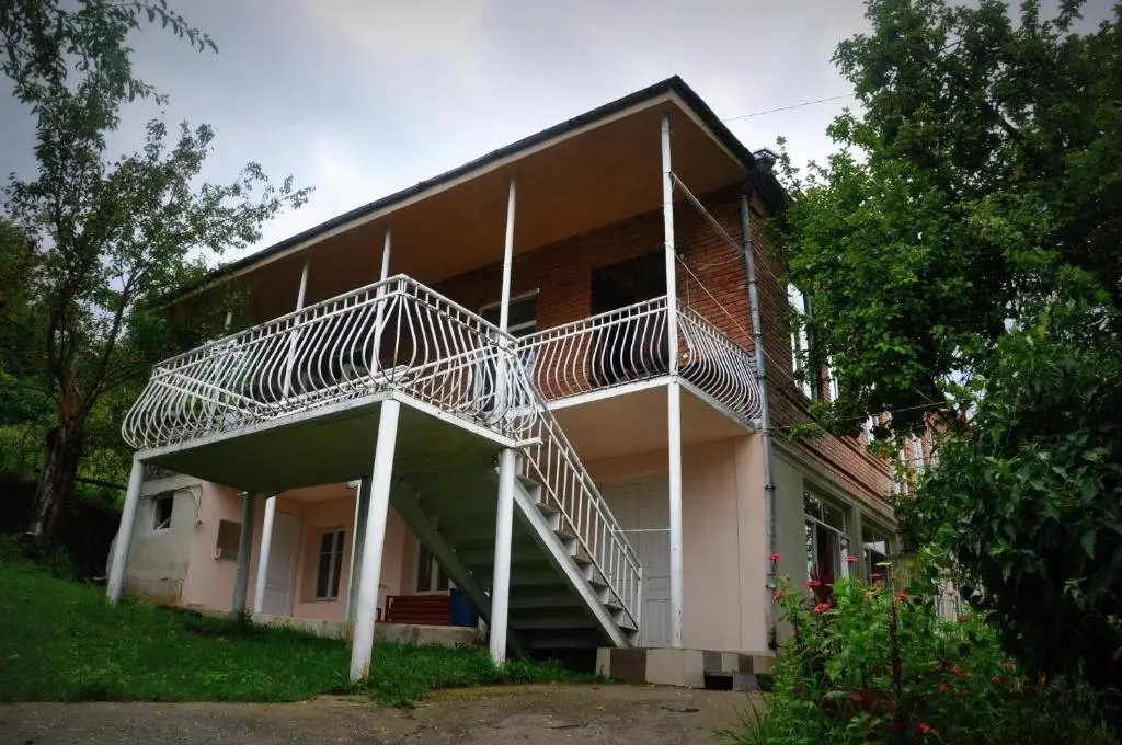Амбролаури: Guest House Racha