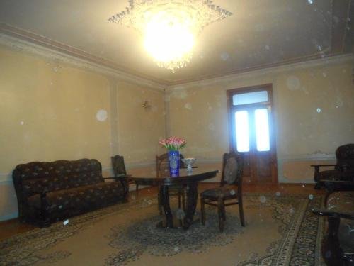 Анаклия: Iuza House