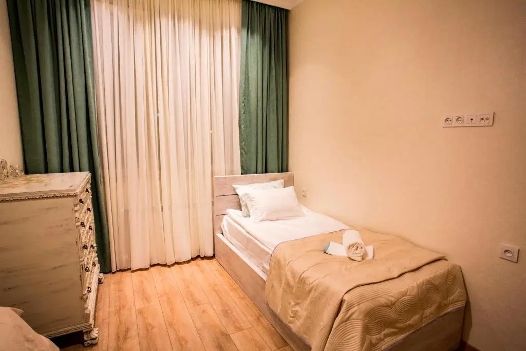Тбилиси: Yellow apartment in Avlabari