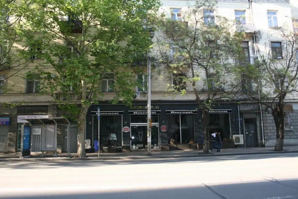 Тбилиси: Yellow apartment in Avlabari
