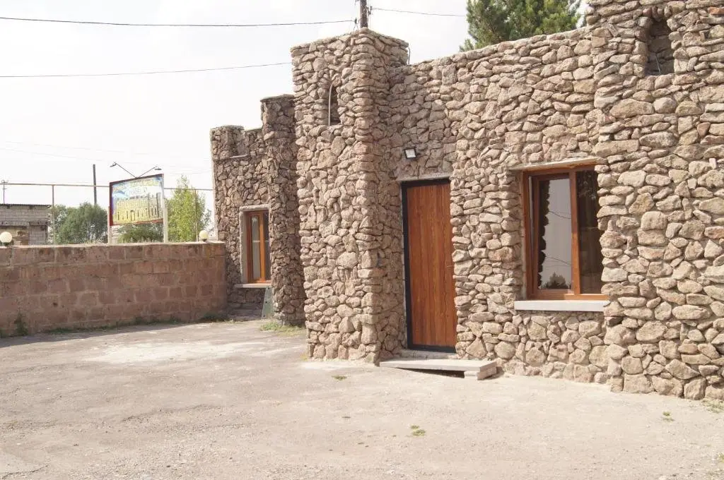 Вардзиа: Fish Hotel