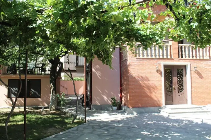 Тбилиси: Emis Hotel