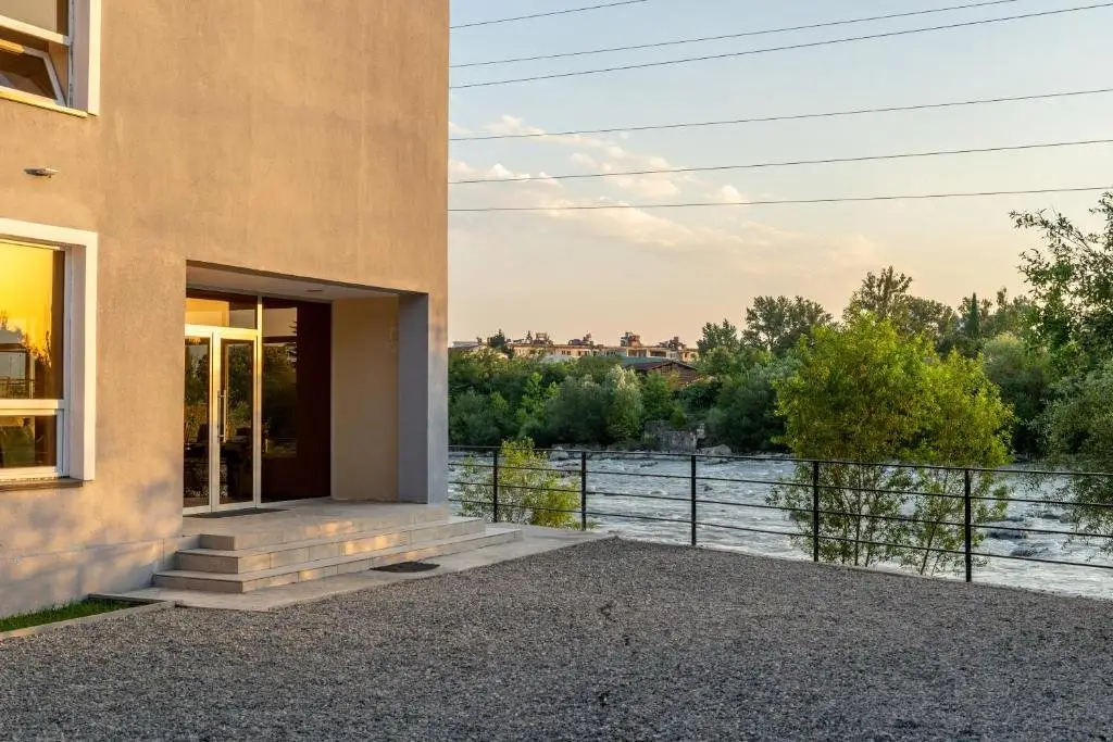 Кутаиси: Four Seasons Riverside