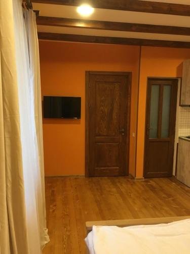 Боржоми: Yellow house