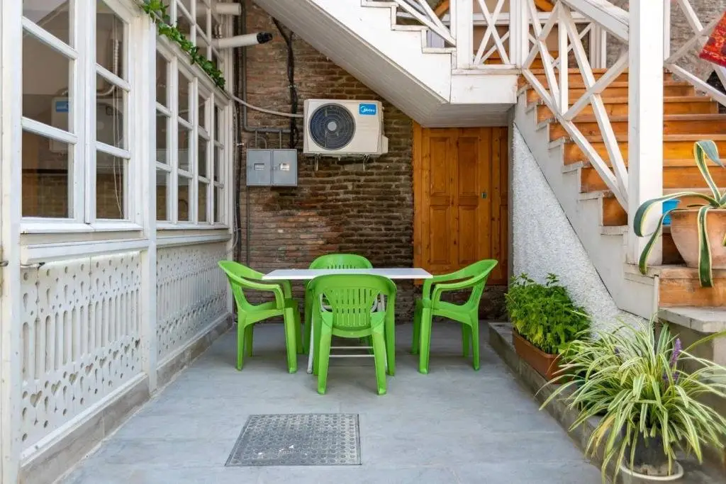 Тбилиси: Wehost Apartment - colorful Old Tbilisi