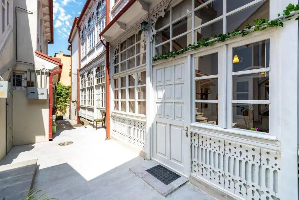 Тбилиси: Wehost Apartment - colorful Old Tbilisi