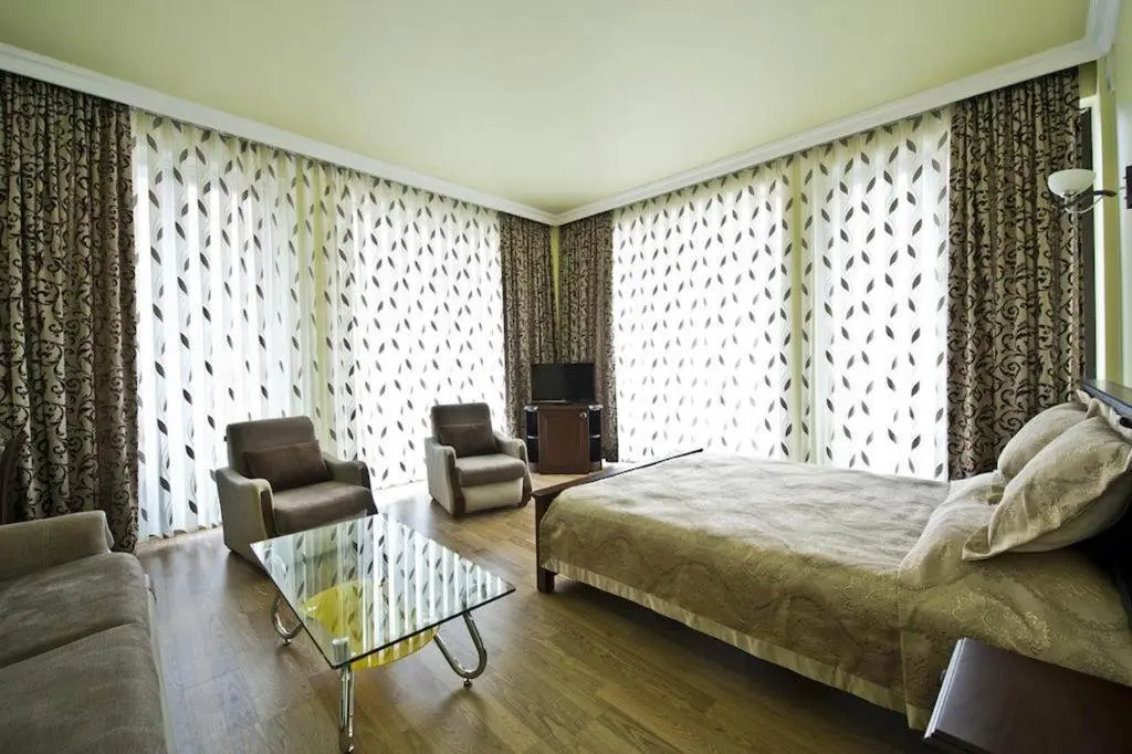 Батуми: Stay At the wonderful Eiffel Hotel wail on vacation in Batumu.
