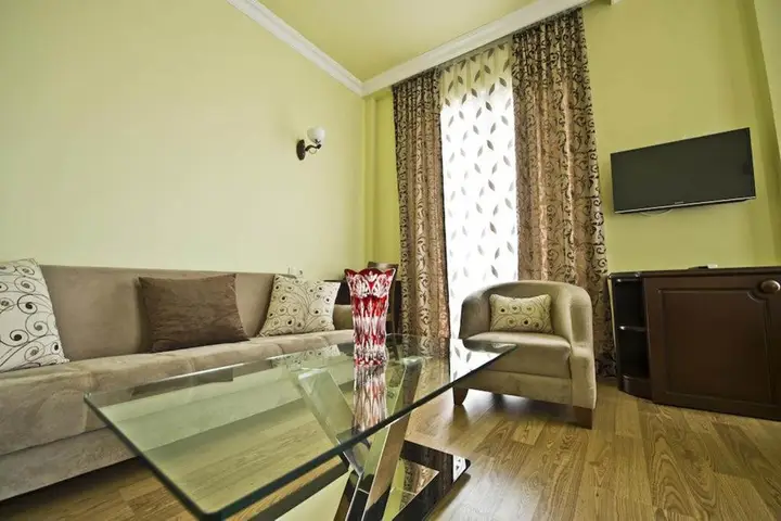 Батуми: Stay At the wonderful Eiffel Hotel wail on vacation in Batumu.