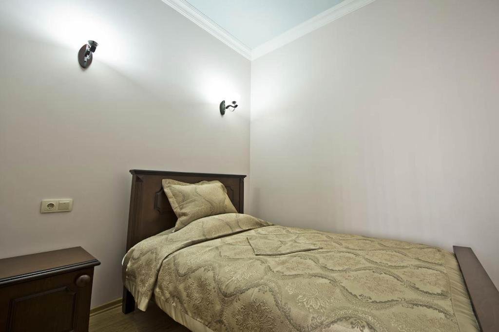 Батуми: Stay At the wonderful Eiffel Hotel wail on vacation in Batumu.