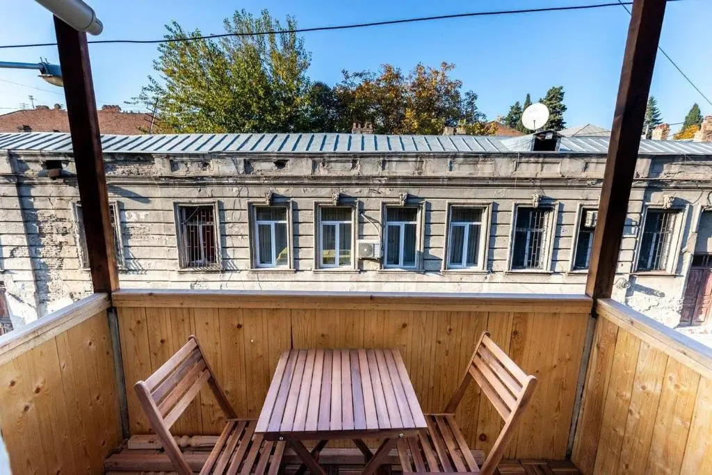 Тбилиси: Wehost Apartment with a view on old street