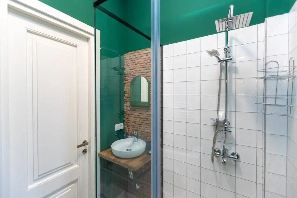 Тбилиси: Wehost Apartment with a view on old street