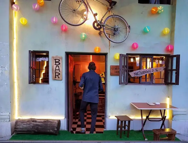 Батуми: Wadim's Home And Bar