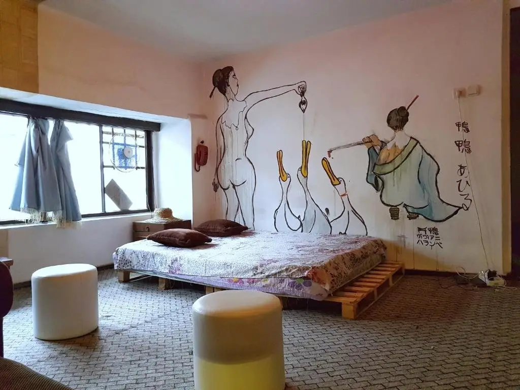 Батуми: Wadim's Home And Bar