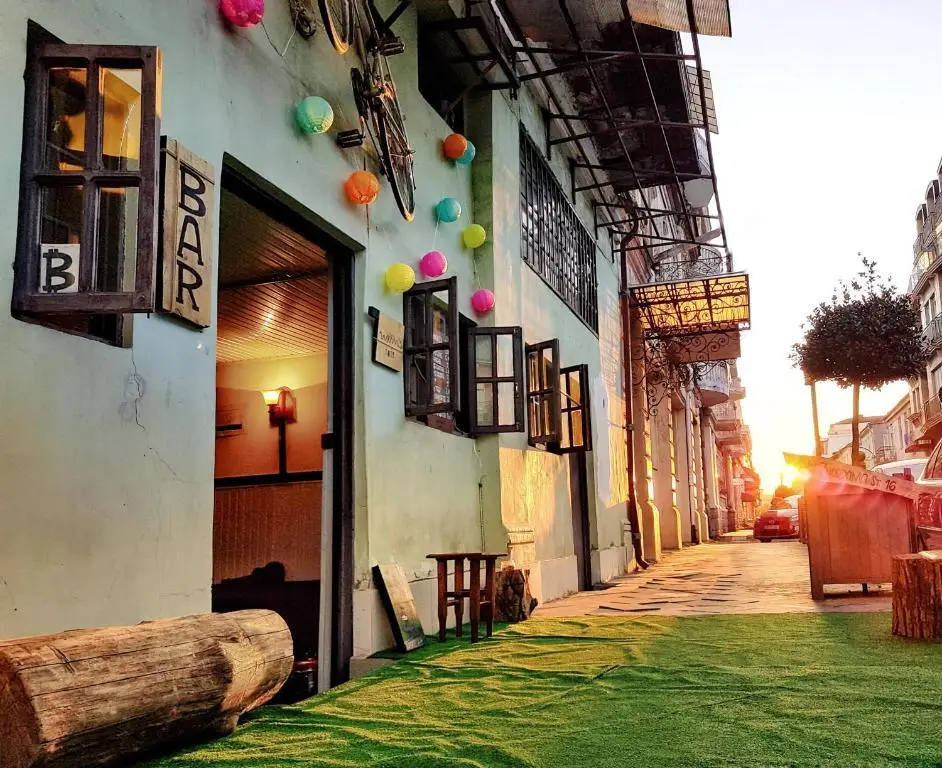Батуми: Wadim's Home And Bar