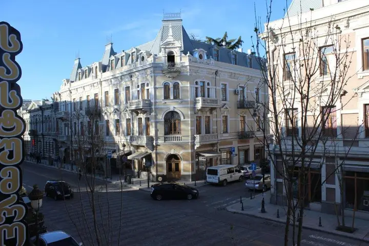 Тбилиси: Davit Aghmashenebeli Avenue 130/132