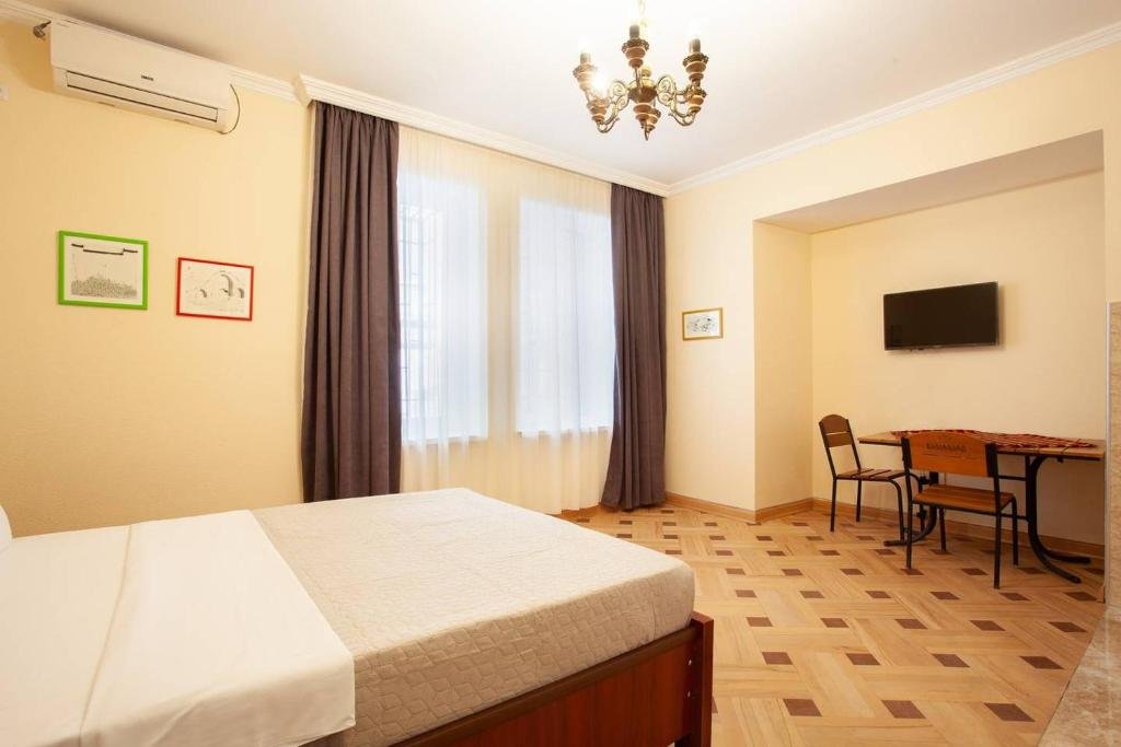 Тбилиси: ?Comfortable Studio near Wine Factory/Rooms hotel?