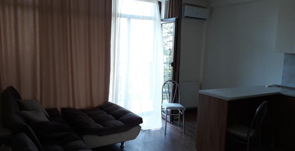 For rent in new building, newly renovated, residence apartment, 3 bedroom studio type, 2 bedrooms, 2 balconies, good view. Central heating. (Guramishvili Ave. 12) Adding the necessary inventory is possible according to the request — фото 1