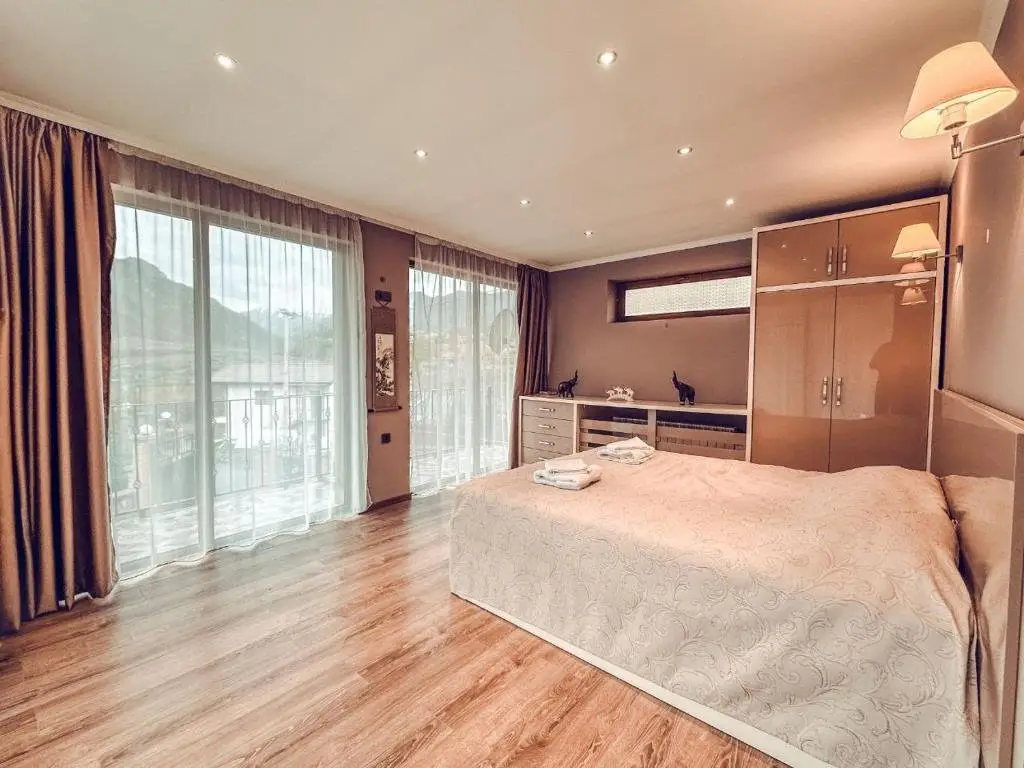 Сиони: Family_hotel_vardisubani
