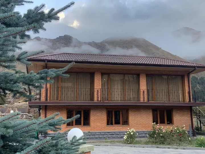 Сиони: Family_hotel_vardisubani