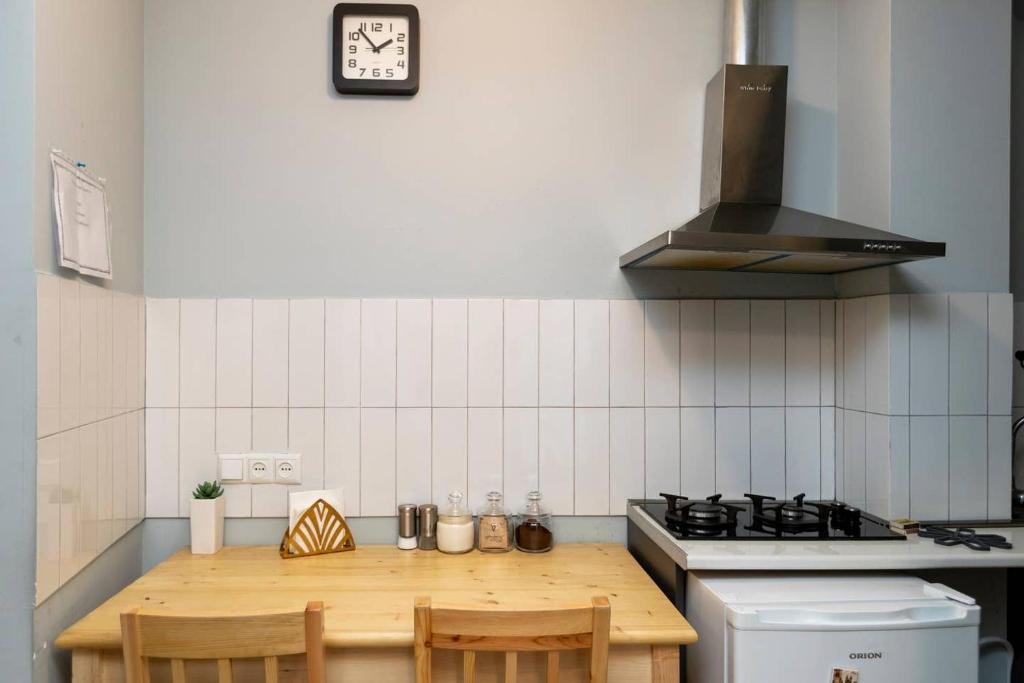 Тбилиси: ?Cozy and Stylish 2BR Apartment On Rustaveli Ave.?