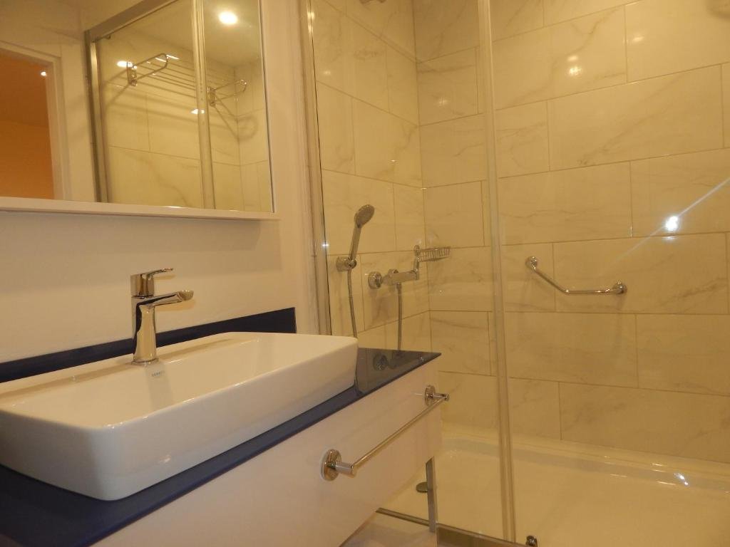 Батуми: Guga Apartments in Orbi Twin Tower
