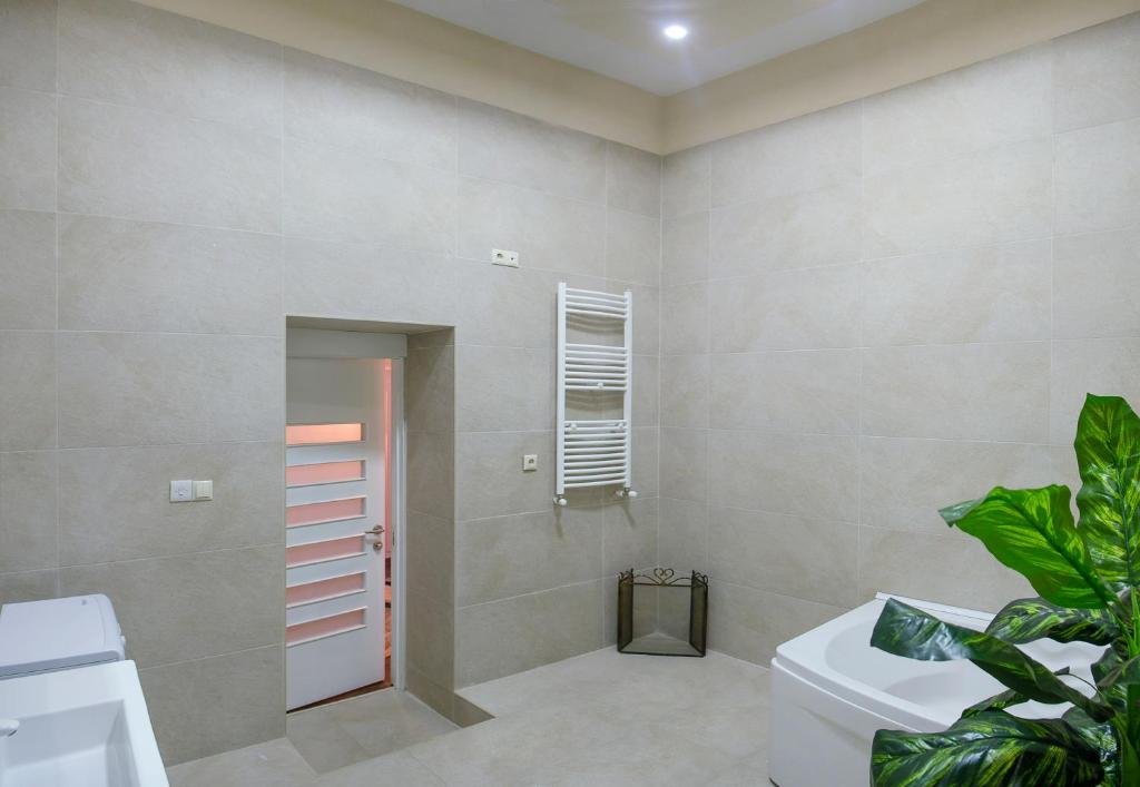 Тбилиси: Exquisite Two Bedroom Apartment With a Mezzanine