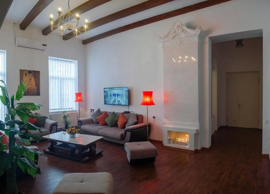 Тбилиси: Exquisite Two Bedroom Apartment With a Mezzanine