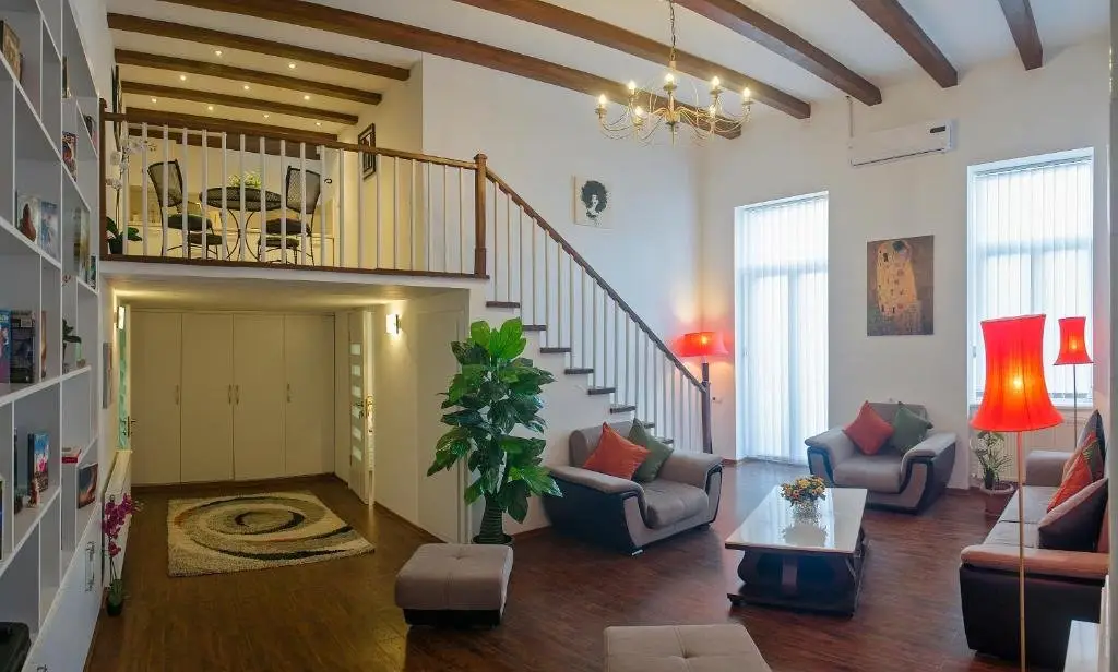 Тбилиси: Exquisite Two Bedroom Apartment With a Mezzanine