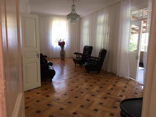 Гонио: Guest House Family
