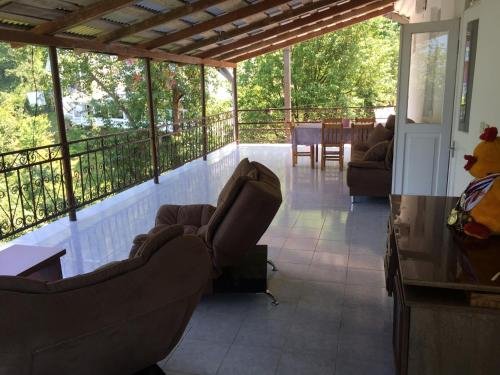 Гонио: Guest House Family