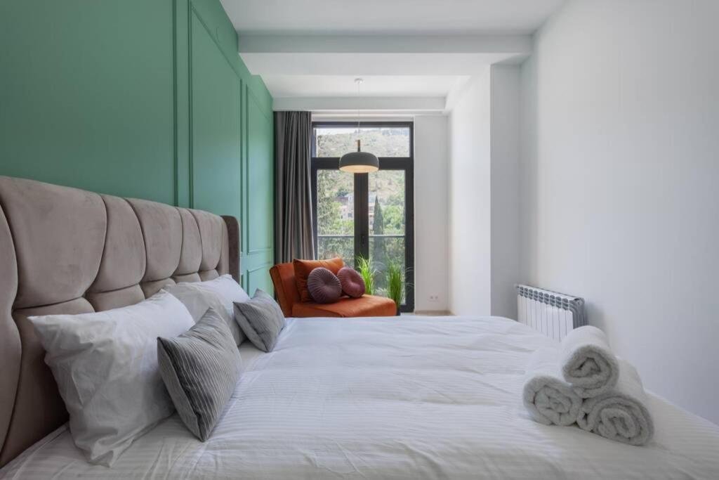 Тбилиси: Luxury Meets Convenience - 2 bdrm @ City Center