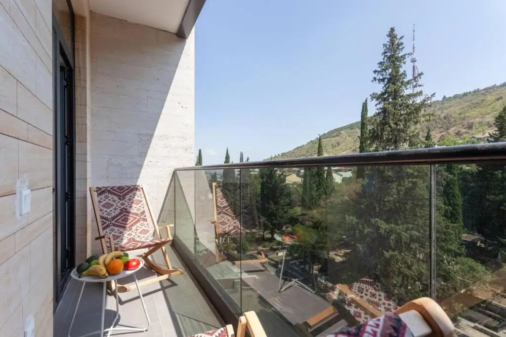 Тбилиси: Luxury Meets Convenience - 2 bdrm @ City Center